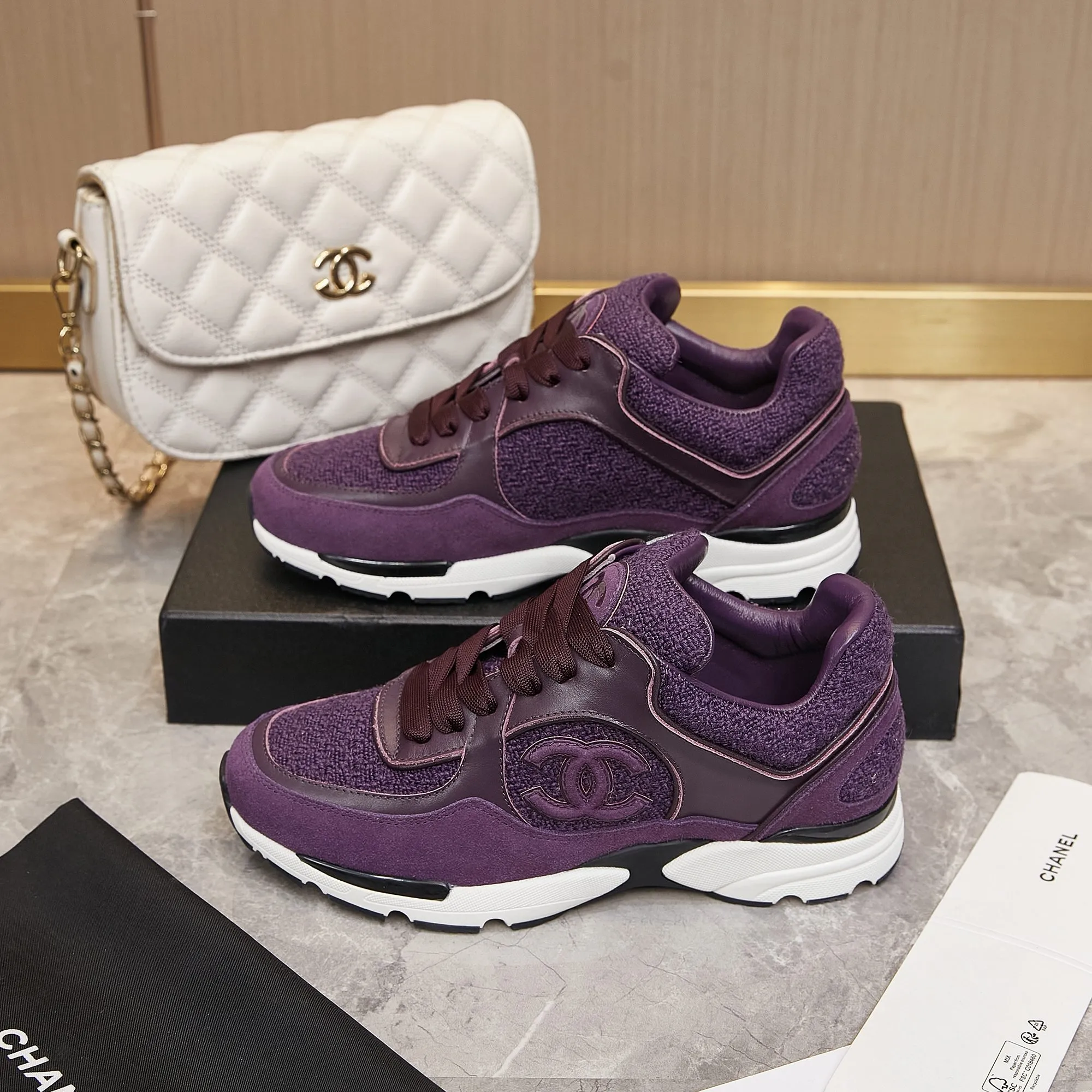 Men's shoes pP700! Chanel Chanel - 2024 counter top casual sneakers This classic design; the upper is embroidered with various techniques; the outsole is fashionable and sporty; the outsole is stylish and sporty; it incorporates a variety of color matching elements... The diversified mix and match is very good-looking and versatile, casual, fashionable, sports, and outdoor can be taken into account... ꫛꫀꪝ Go➫ Material: ❶Upper made of: original imported high silk cowhide suede + small fragrance fabric ❷Inner use: Original imported breathable sheepskin lining ❸ Outsole based on: Original TPU combination outsole Special counter boutique packaging complete set Women 35–41 Men 38-45